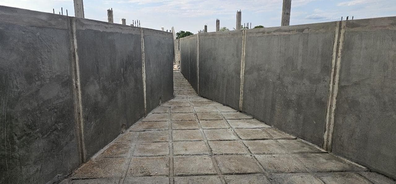 Corredor de manejo com paredes sólidas e piso de concreto antiderrapante