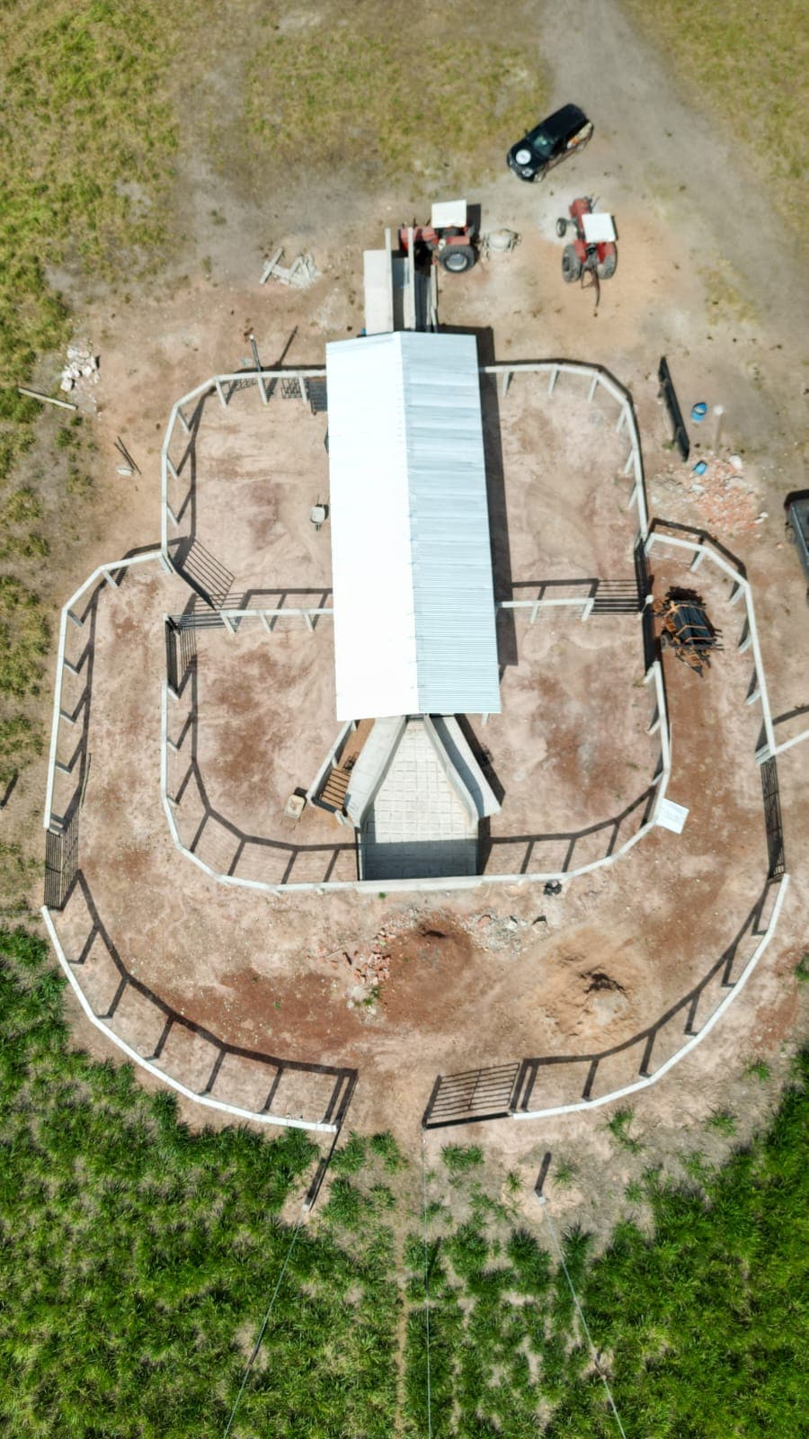 Vista aérea em vídeo do curral pré-moldado em Barra do Bugres - MT